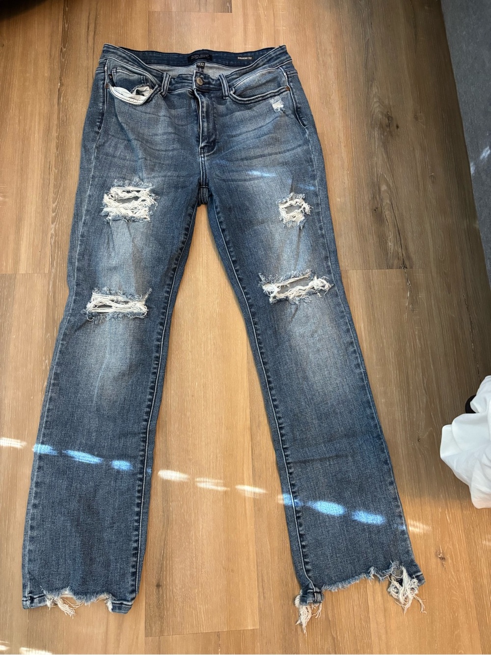Judy Blue Distressed Straight Leg Jeans in Medium Blue Wash